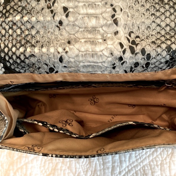 Snake print with snap front close envelope clutch - Picture 4 of 6